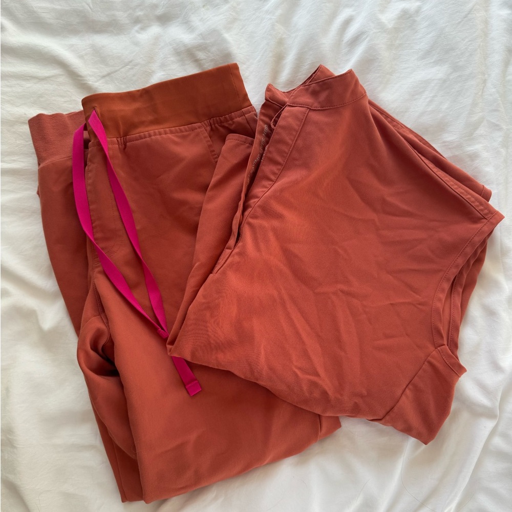 Figs Women's Rust Scrub Set with Pink Drawstring
